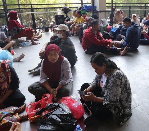 FOTO: Bangunan Rumah Ludes, Puluhan Korban Kebakaran Terpaksa Mengungsi di Stasiun Manggarai