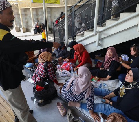 FOTO: Bangunan Rumah Ludes, Puluhan Korban Kebakaran Terpaksa Mengungsi di Stasiun Manggarai