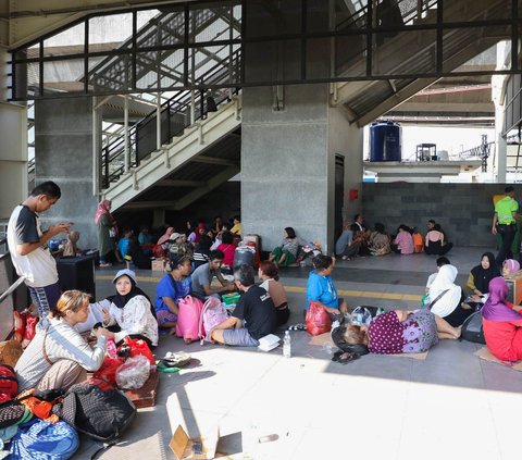 FOTO: Bangunan Rumah Ludes, Puluhan Korban Kebakaran Terpaksa Mengungsi di Stasiun Manggarai