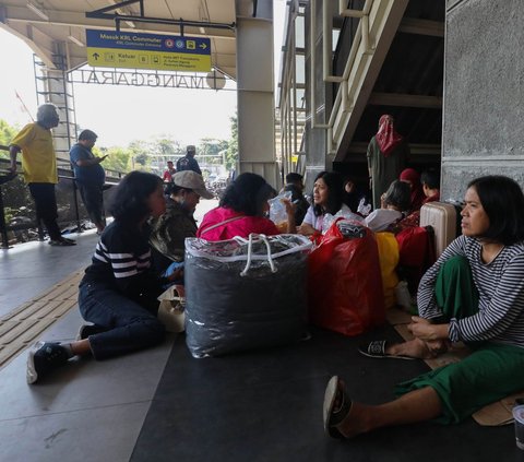 FOTO: Bangunan Rumah Ludes, Puluhan Korban Kebakaran Terpaksa Mengungsi di Stasiun Manggarai