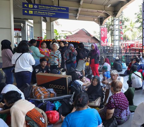 FOTO: Bangunan Rumah Ludes, Puluhan Korban Kebakaran Terpaksa Mengungsi di Stasiun Manggarai