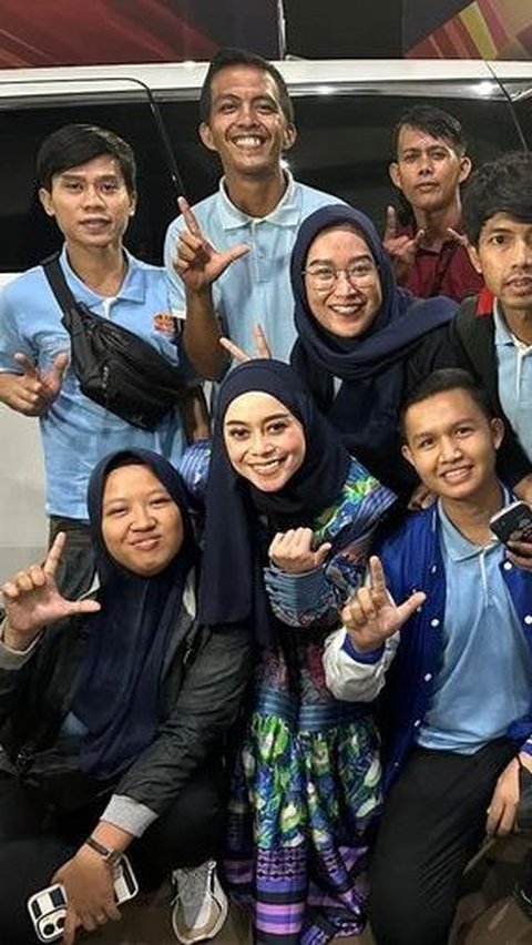 Punya Banyak Fans dari Berbagai Daerah, ini Foto-foto Kedekatan Lesti Kejora dengan Penggemarnya