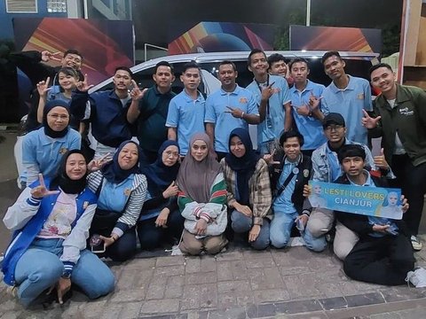 Punya Banyak Fans dari Berbagai Daerah di Indonesia, ini Foto-foto Kedekatan Lesti Kejora dengan Penggemarnya