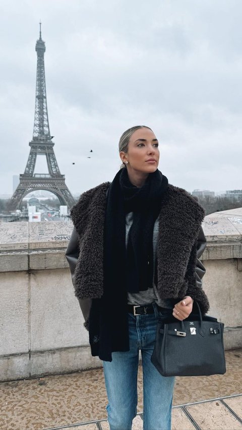 Cantiknya Alice Campello saat berpose dengan latar belakang Menara Eiffel di Paris, Prancis. Foto: Instagram/@alicecampello