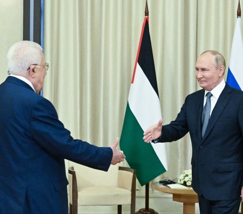 Presiden Rusia Vladimir Putin menyambut hangat kunjungan Presiden Palestina Mahmud Abbas di Novo-Ogaryovo, luar Moskow, Rusia, pada 13 Agustus 2024. Dalam momen tersebut, Putin mengungkapkan apa yang terjadi di Palestina tak luput dari perhatian Rusia. Foto: Alexey Maishev/ POOL/AFP