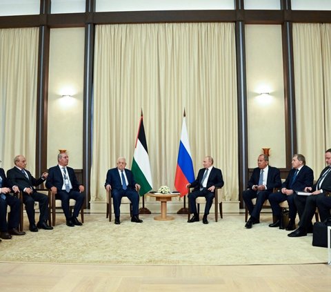 FOTO: Penuh Hangat, Ini Momen Putin Sambut Kunjungan Presiden Palestina