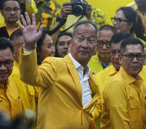 Plt Ketua Umum Partai Golkar Agus Gumiwang Kartasasmita melambaikan tangannya saat memberikan keterangan pers usai rapat pleno di DPP Partai Golkar, Jalan Anggrek Neli, Slipi, Jakarta Barat, Selasa (13/8/2024). Berdasarkan haril rapat plrno, Agus Gumiwang disepakati menjadi Plt Ketum Golkar untuk menggantikan Airlangga Hartarto yang mengundurkan diri. Foto: Liputan6.com/Angga Yuniar<br>