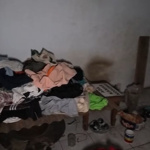 Pria Ini Tinggal Sebatang Kara di Rumah Terbengkalai, Orangtuanya Bukan Orang Sembarangan Keluarga Besar TNI AD.