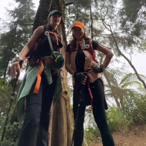 7 Potret Luna Maya Naik Gunung Prau Bareng Bestie, Penampilan Cantiknya Malah Bikin Salfok Netizen