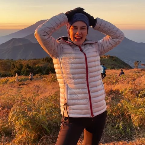 7 Potret Luna Maya Naik Gunung Prau Bareng Bestie, Penampilan Cantiknya Malah Bikin Salfok Netizen