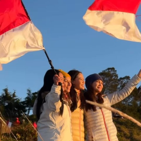 7 Potret Luna Maya Naik Gunung Prau Bareng Bestie, Penampilan Cantiknya Malah Bikin Salfok Netizen