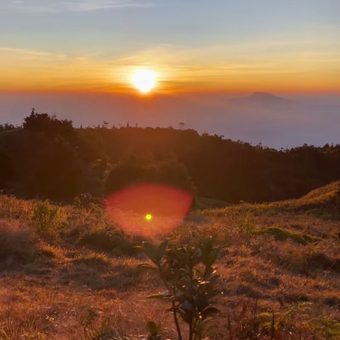 7 Potret Luna Maya Naik Gunung Prau Bareng Bestie, Penampilan Cantiknya Malah Bikin Salfok Netizen