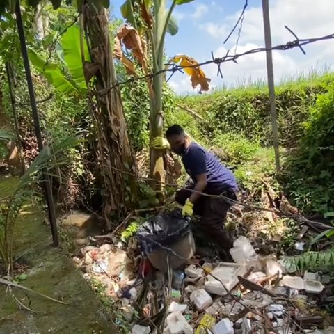 Viral Aksi Pria Turun Tangan Bersihkan Sampah di Kali, Curi Perhatian