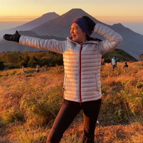 7 Potret Luna Maya Naik Gunung Prau Bareng Bestie, Penampilan Cantiknya Malah Bikin Salfok Netizen