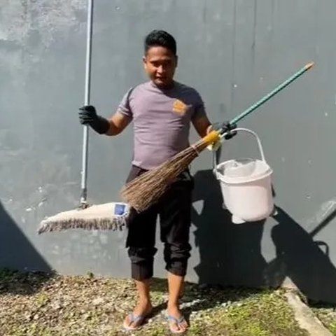 Viral Aksi Pria Turun Tangan Bersihkan Sampah di Kali, Curi Perhatian