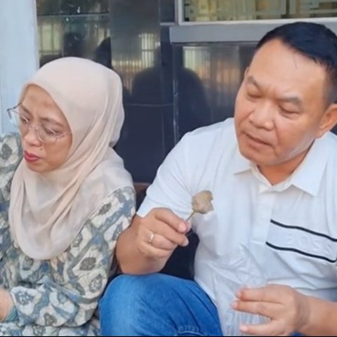 Usai Panen Cabai, Jenderal Dudung Duduk Santai Didampingi Istri Sambil Makan Cilok