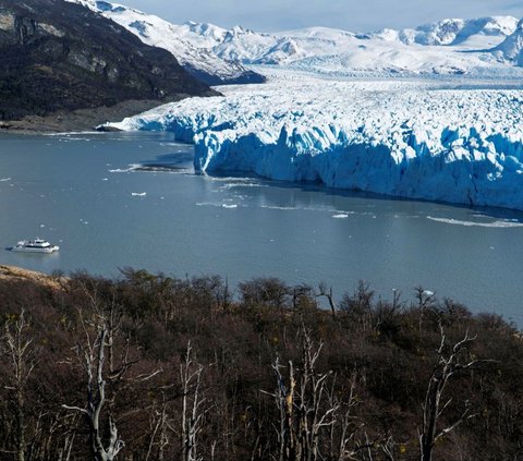 Dengan luas mencapai 600.000 hektare, Taman Nasional Los Glaciares terdiri dari kawasan taman nasional dan cagar nasional yang menawarkan pemandangan alam yang menakjubkan dan menjadi destinasi populer bagi para pecinta alam dan petualang dari seluruh dunia. Foto: Walter Diaz / AFP