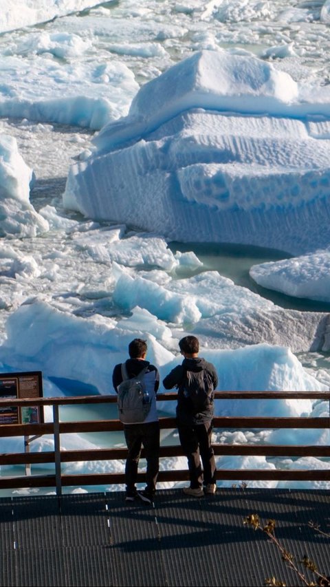 Dengan keindahan alam yang memukau, Taman Nasional Los Glaciares terus menarik minat wisatawan dari berbagai belahan dunia, menjadikannya salah satu destinasi wisata alam terkemuka di Argentina. Foto: Walter Diaz / AFP