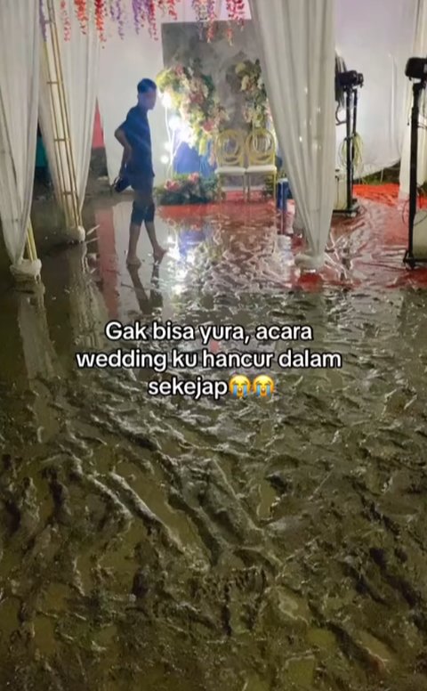 Bikin Nyesek, Momen Wanita Perlihatkan Lokasi Pernikahannya yang Penuh Lumpur Ini Curi Perhatian