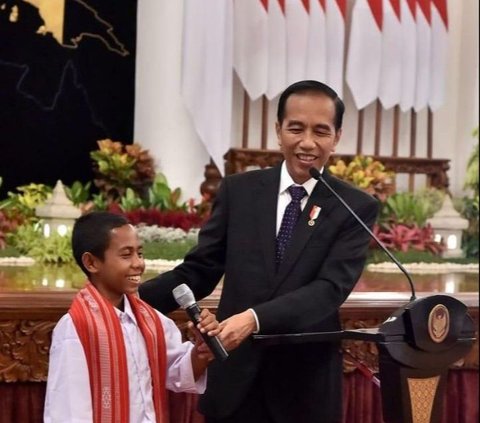 The Story of Joni, the Boy Who Climbed the Flagpole but Did Not Pass the TNI Selection, Here’s What Jokowi Said