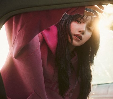 8 Potret Memukau Lisa BLACKPINK di Cover ELLE USA, Tampil Cantik dengan Pose Keren di Atas Motor dan Dress Transparan