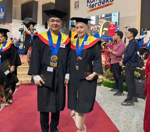 Portrait of Pasha Ungu Graduating with Adelia Wilhelmin, Graduating After Seven Years of College