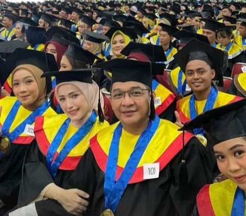 Portrait of Pasha Ungu Graduating with Adelia Wilhelmin, Graduating After Seven Years of College