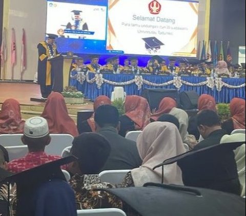 Portrait of Pasha Ungu Graduating with Adelia Wilhelmin, Graduating After Seven Years of College