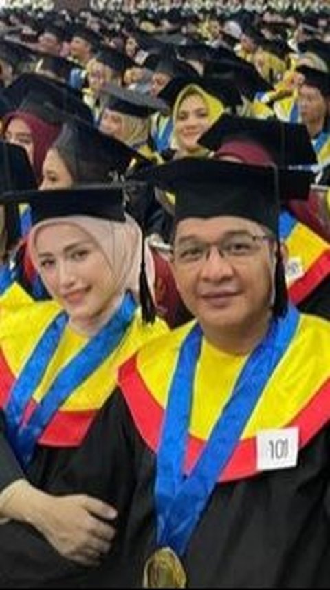 Lulus S1 di Usia 35 Tahun, 8 Potret Adelia Istri Pasha Ungu yang Tampil Menawan Seperti Mahasiswa Baru