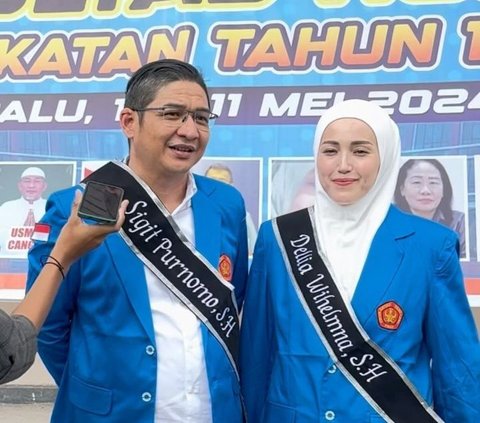 Portrait of Pasha Ungu Graduating with Adelia Wilhelmin, Graduating After Seven Years of College