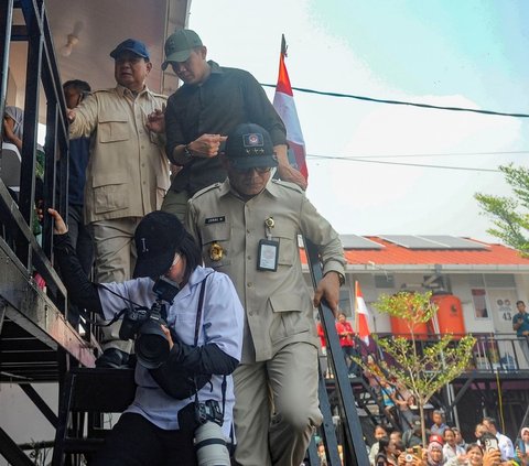 FOTO: Aksi Prabowo Main Bola Bersama Anak-Anak Nelayan Muara Angke saat Tinjau 200 Rumah Apung Gratis