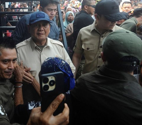 FOTO: Aksi Prabowo Main Bola Bersama Anak-Anak Nelayan Muara Angke saat Tinjau 200 Rumah Apung Gratis