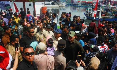 FOTO: Aksi Prabowo Main Bola Bersama Anak-Anak Nelayan Muara Angke saat Tinjau 200 Rumah Apung Gratis