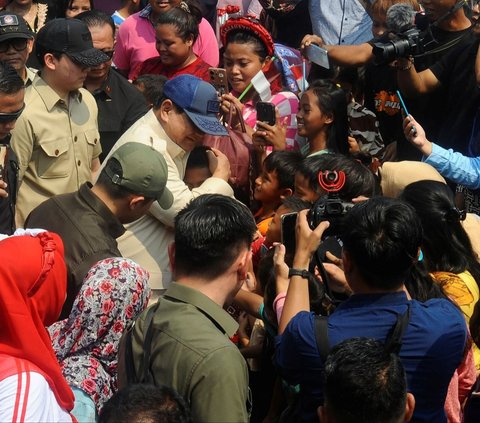 FOTO: Aksi Prabowo Main Bola Bersama Anak-Anak Nelayan Muara Angke saat Tinjau 200 Rumah Apung Gratis