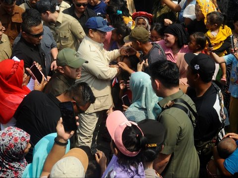 FOTO: Aksi Prabowo Main Bola Bersama Anak-Anak Nelayan Muara Angke saat Tinjau 200 Rumah Apung Gratis