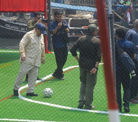 FOTO: Aksi Prabowo Main Bola Bersama Anak-Anak Nelayan Muara Angke saat Tinjau 200 Rumah Apung Gratis