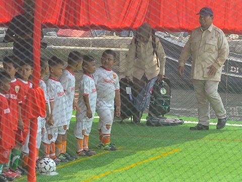 FOTO: Aksi Prabowo Main Bola Bersama Anak-Anak Nelayan Muara Angke saat Tinjau 200 Rumah Apung Gratis