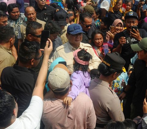 Selain meninjau rumah apung, Prabowo juga berkesempatan berdialog langsung dengan warga nelayan untuk mendengarkan aspirasi dan masukan mereka. Foto: merdeka.com / Arie Basuki