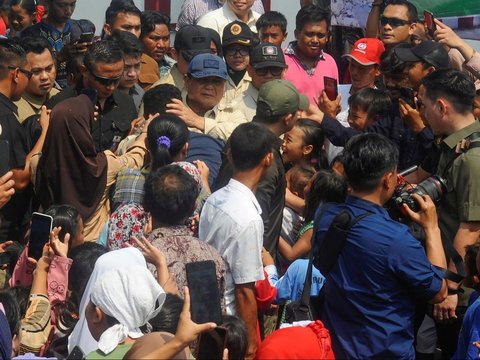 FOTO: Aksi Prabowo Main Bola Bersama Anak-Anak Nelayan Muara Angke saat Tinjau 200 Rumah Apung Gratis