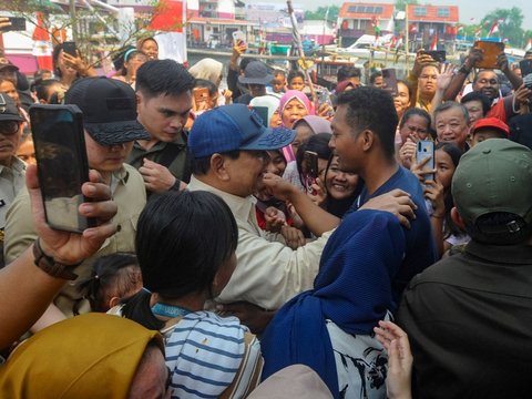 FOTO: Aksi Prabowo Main Bola Bersama Anak-Anak Nelayan Muara Angke saat Tinjau 200 Rumah Apung Gratis