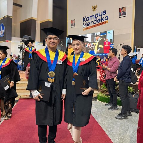 7 Potret Kompak Pasha Ungu dan Adeli di Momen Wisuda, Kini Sama-sama Menyandang Gelar Sarjana Hukum