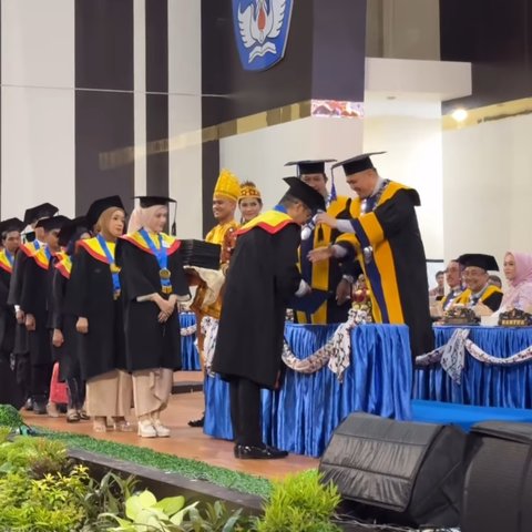 7 Potret Kompak Pasha Ungu dan Adeli di Momen Wisuda, Kini Sama-sama Menyandang Gelar Sarjana Hukum