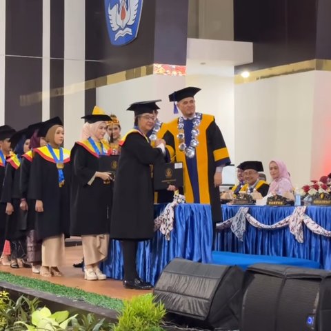 7 Potret Kompak Pasha Ungu dan Adeli di Momen Wisuda, Kini Sama-sama Menyandang Gelar Sarjana Hukum