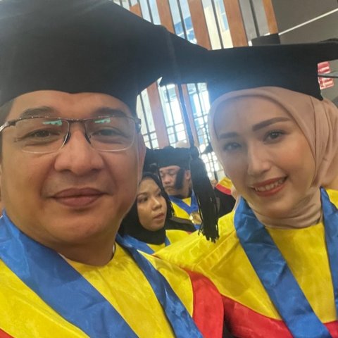 7 Potret Kompak Pasha Ungu dan Adeli di Momen Wisuda, Kini Sama-sama Menyandang Gelar Sarjana Hukum