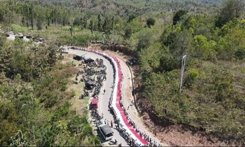 FOTO: Penampakan Bendera Merah Putih Terpanjang Dibentangkan Ratusan Warga NTT di Tapal Batas RI-Timor Leste