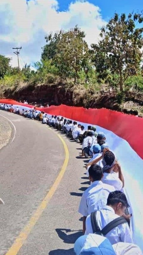 FOTO: Penampakan Bendera Merah Putih Terpanjang Dibentangkan Ratusan Warga NTT di Tapal Batas RI-Timor Leste