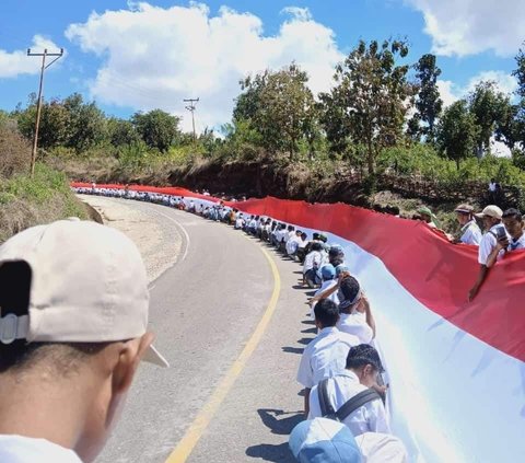 FOTO: Penampakan Bendera Merah Putih Terpanjang Dibentangkan Ratusan Warga NTT di Tapal Batas RI-Timor Leste