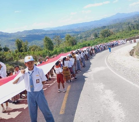 Menurut Camat Musi, Jhon Olin, Rabu (14/82024) mengatakan, pembentangan bendera raksasa ini merupakan kerjasama antara Satgas Pamtas RI-RDTL Sektor Barat Yonkav 6/Naga Karimata dan Polri, serta masyarakat dalam menjaga keamanan di perbatasan.