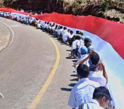 FOTO: Penampakan Bendera Merah Putih Terpanjang Dibentangkan Ratusan Warga NTT di Tapal Batas RI-Timor Leste