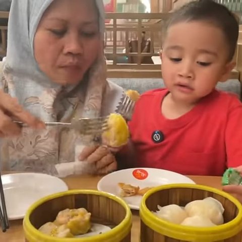 Usai Bulu Babi, Potret Rayyanza Kini Penasaran Makan Dimsum - Melongo Lihat Sus Rini Makan Ceker Ayam